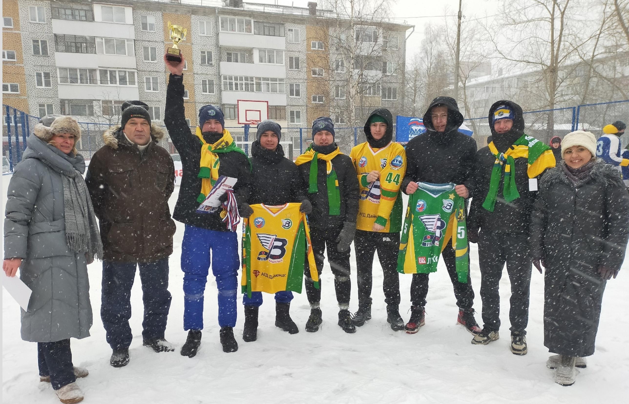 Кубок Фролова в хоккейном турнире взяла дворовая команда «Сокрушители»